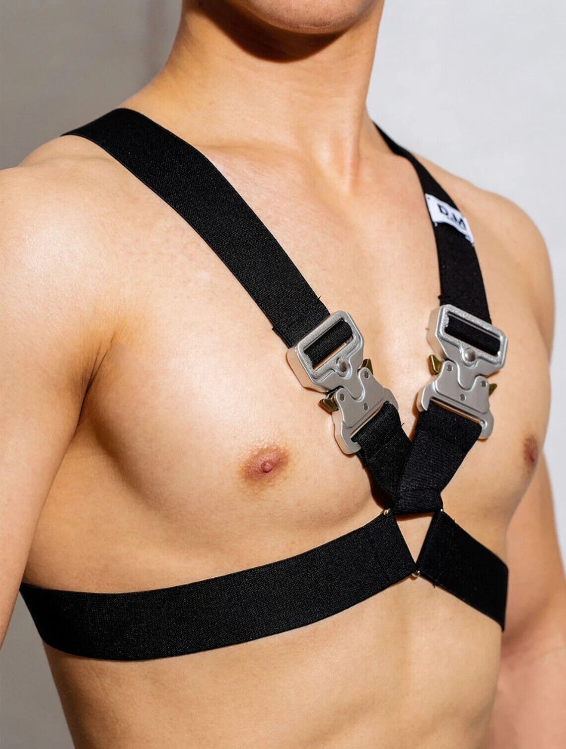 Harness mit Techwear Eisenschnallen in Schwarz von INCERUN  Model " Harness Techwear", Gay Fashion 