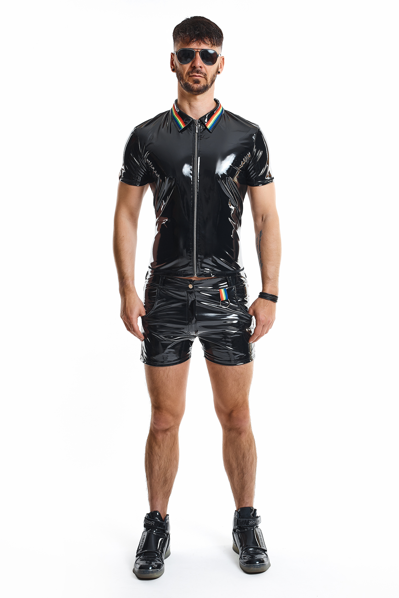 TWINK Rainbow Polo Shirt mit Reißverschluss von Regnes Fetish Planet in Schwarz , Pride Fashion 